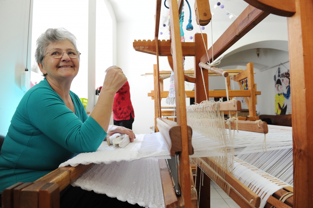 Kā top?: senioru rokām darināti paklāji Ludē