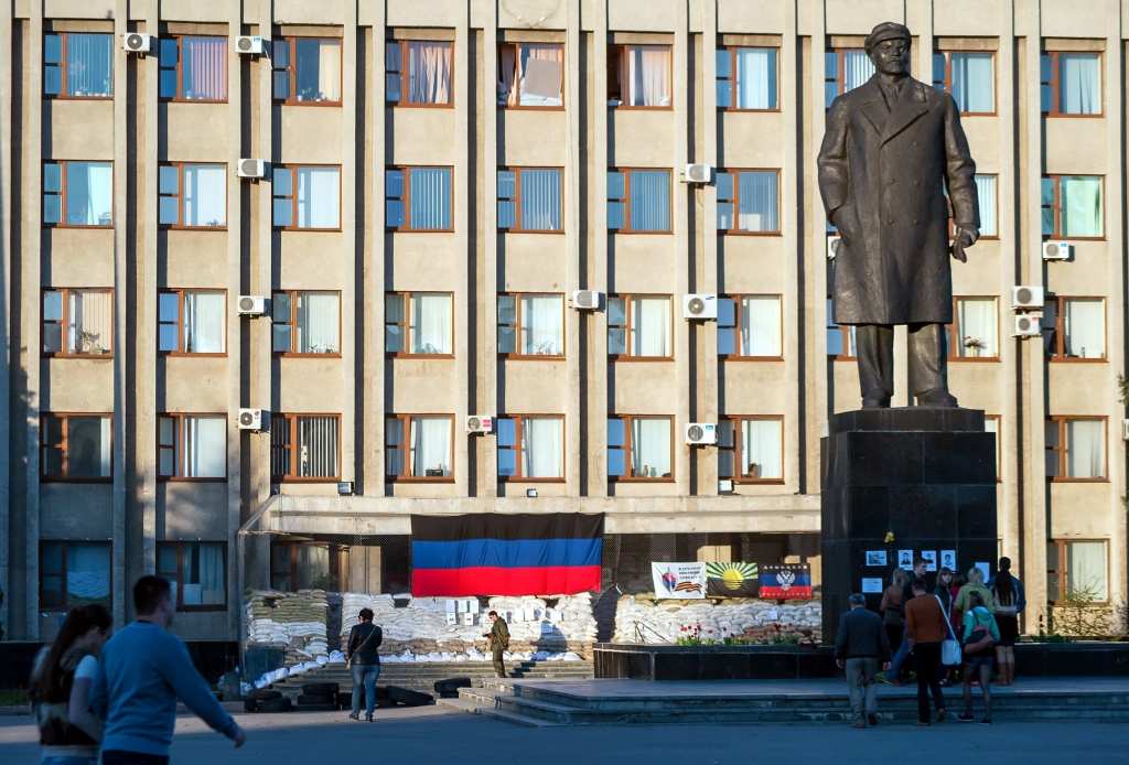 Iekšlietu ministrs: Ukrainas bruņotie spēki Slavjanskā pārņēmuši visus separātistu kontrolposteņus