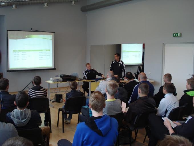 Notiek futbola tiesnešu seminārs