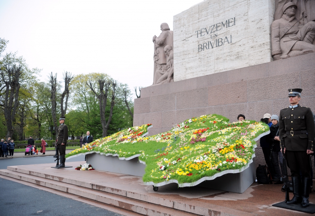 FOTO: Ziedu nolikšanas ceremonija pie Brīvības pieminekļa pulcē vairākus simtus cilvēku