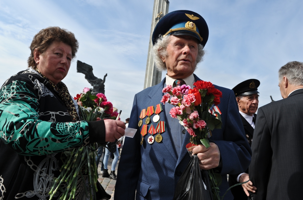 papildināts (18:20) - FOTO: Svinības Uzvaras parkā