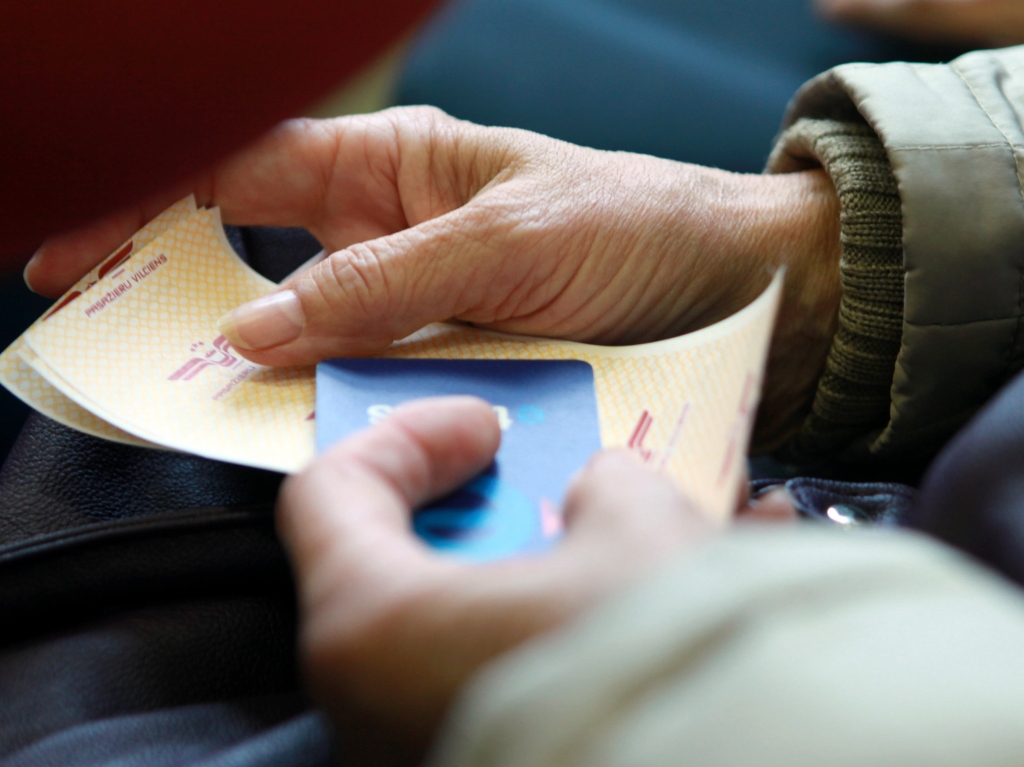 Invalīdiem, bāreņiem un politiski represētajiem transportā biļete būs jāpērk par pilnu maksu; vēlāk to kompensēs
