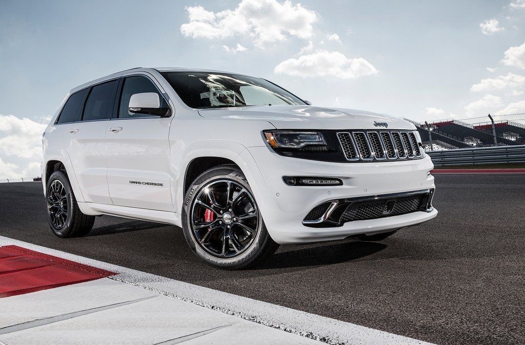 Ušakovs 9. maijā ticis pie jauna, balta džipa Jeep Grand Cherokee