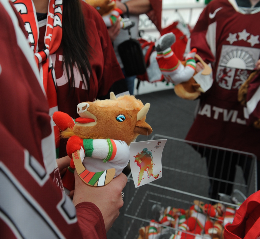 FOTO: Latvijas fani steidz iepirkt čempionāta suvenīrus
