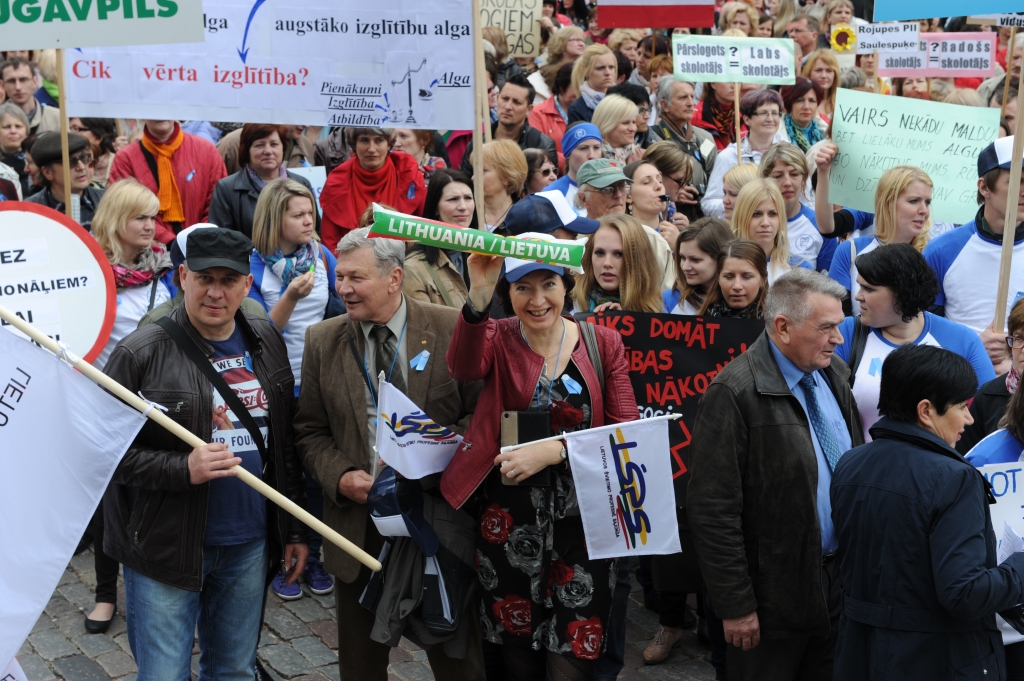 FOTO: Tūkstošiem izglītības un zinātnes darbinieku gājienā caur Rīgu prasa lielākas algas