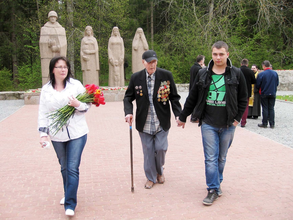 Klusi piemin kritušos cīņubiedrus