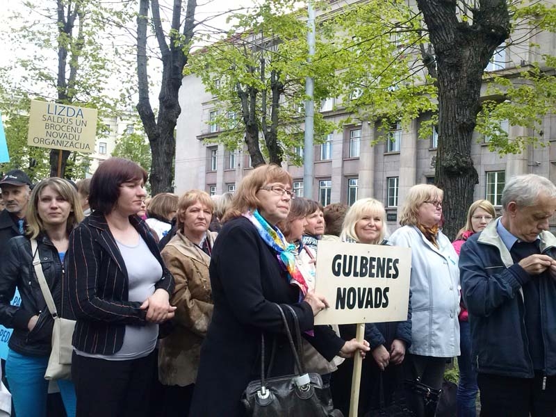 Izglītības darbinieki protestē, strauju algu pieaugumu valdība nesola