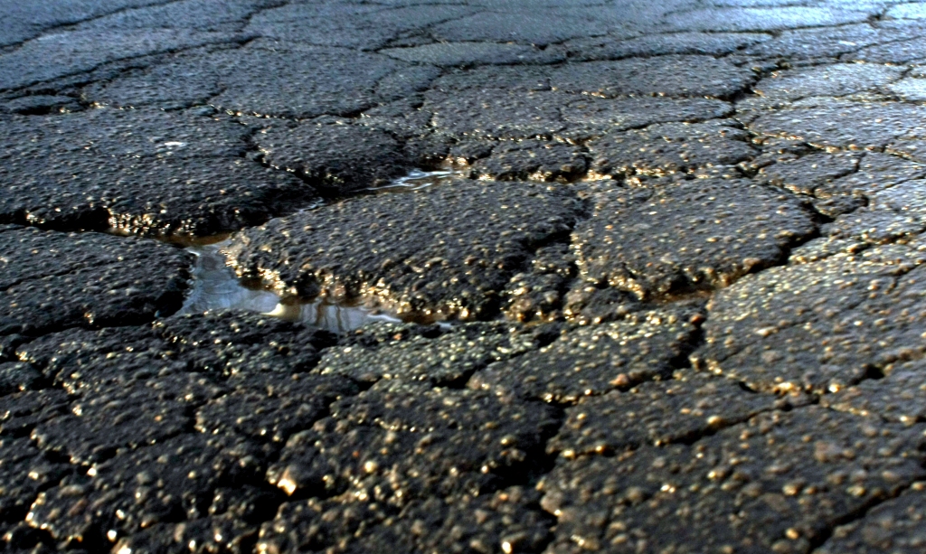 Neatliekamiem ceļu un tiltu remontdarbiem iedala papildu 3,7 miljonus eiro