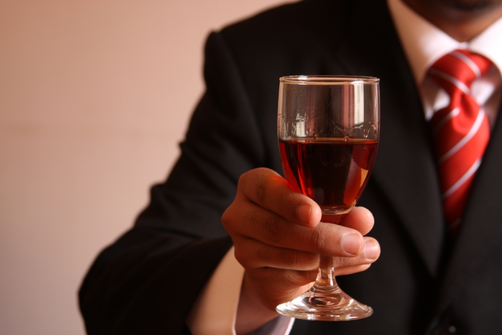 KNAB: Varas partijas valsts naudu pretlikumīgi tērējušas alkoholam, pārtikai un putekļu sūcējam