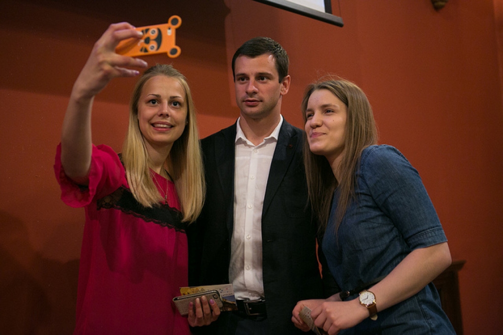 FOTO: Saeimā Muzeju naktī līdzjutēji satiek Soču olimpiskos medaļniekus