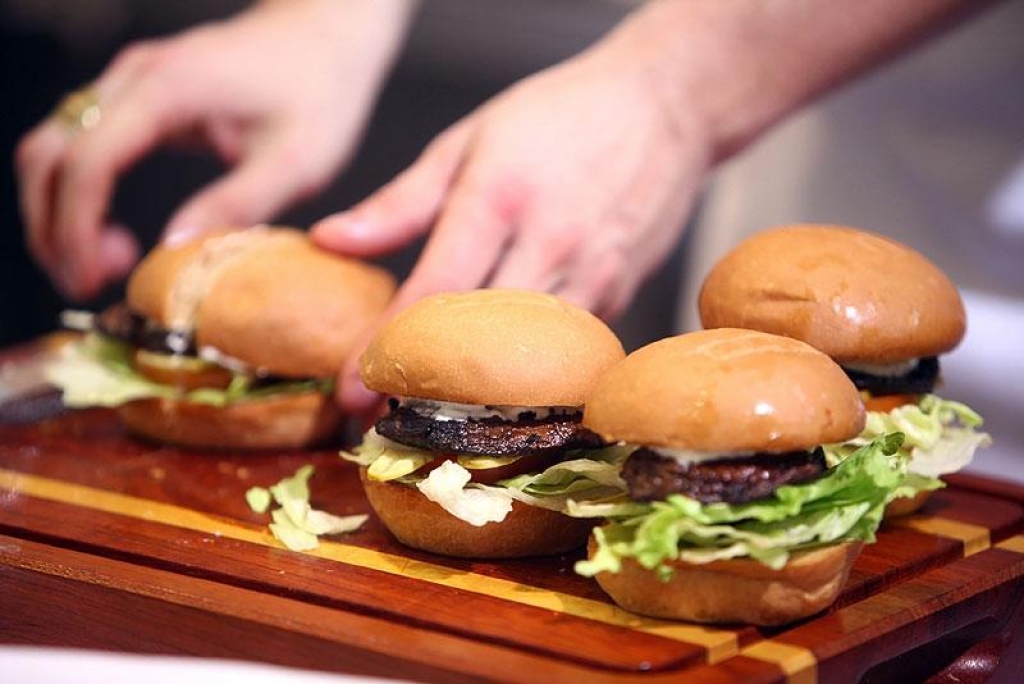 Street Burgers atklās savu gaļas pārstrādes cehu