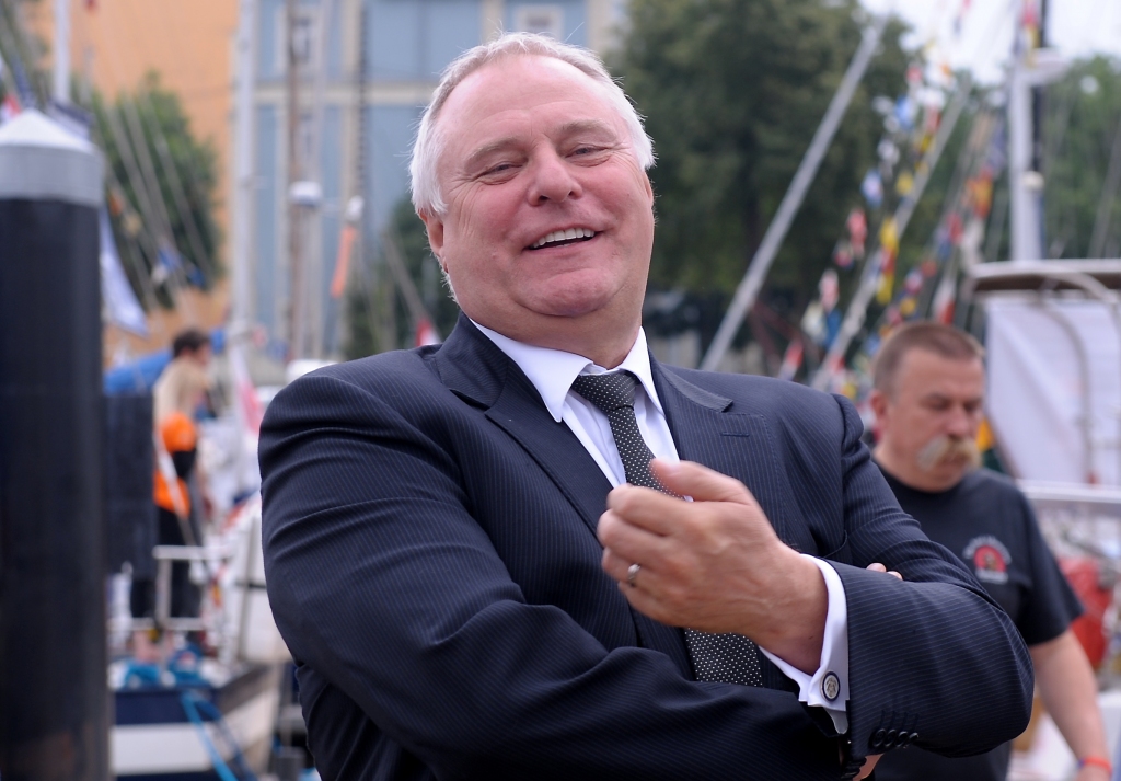 Loginova prāmis stūrē tālāk