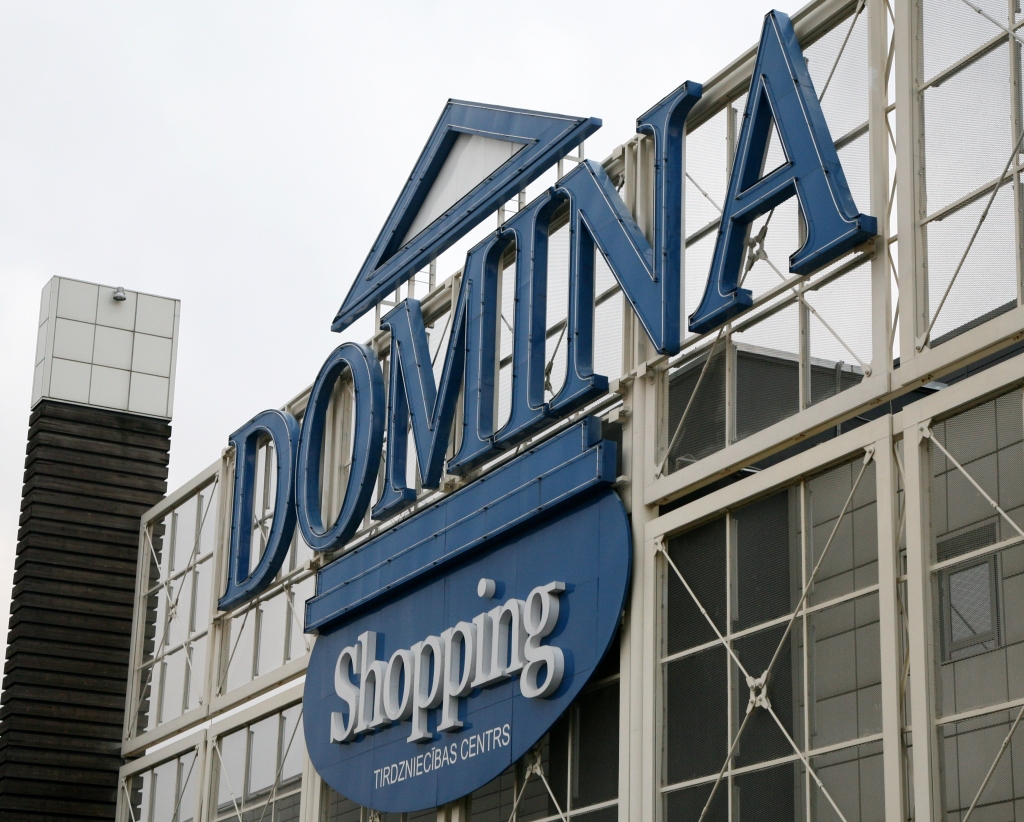 Papildināta - Domina Shopping nokrituši iekaramie griesti; vaino notekūdeņu sistēmu