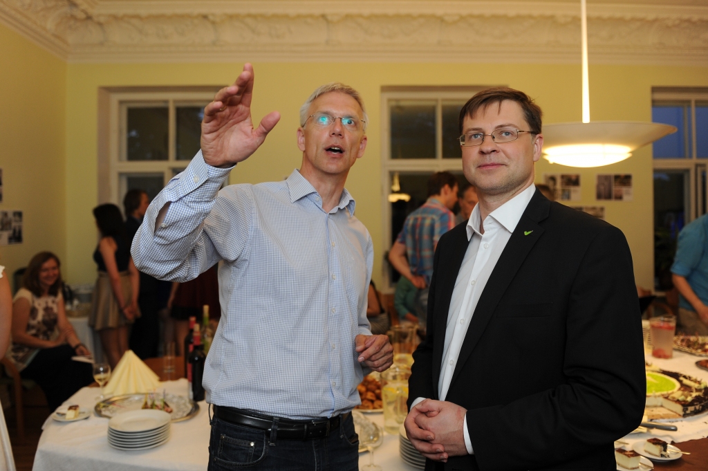 FOTOREPORTĀŽA: Klāti galdi un jautrība - partijas gaida EP vēlēšanu rezultātus