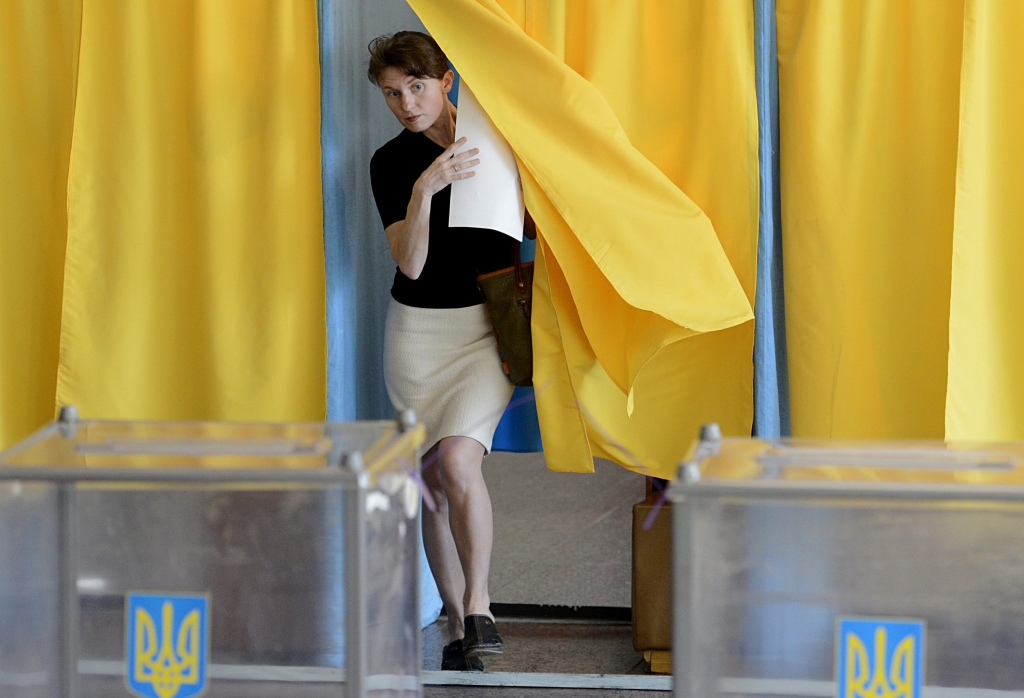 Ukraina vēl prezidentu; Kijevā aktivitāte augsta, austrumos - bloķēti iecirkņi