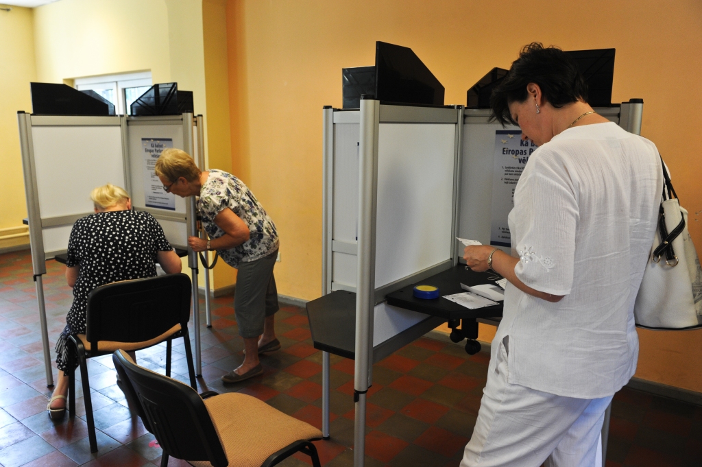 EP vēlēšanu balsu skaitīšanā atkal neiztika bez tehniskām problēmām