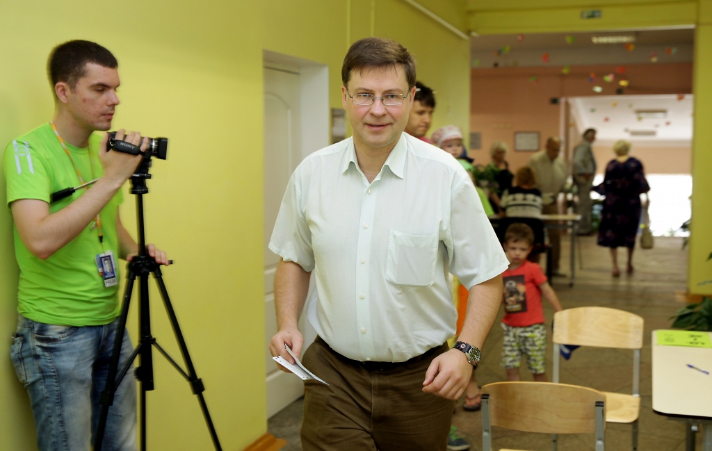 Koalīcija piekrīt Dombrovska virzīšanai eirokomisāra amatam