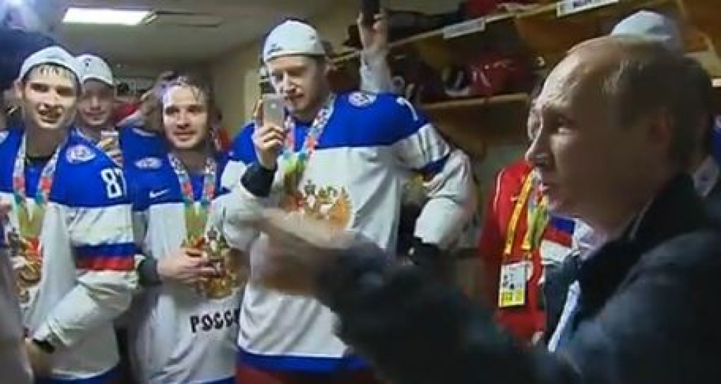 VIDEO: Putins pēc Krievijas triumfa ģērbtuvēs aicina Znaroku dzert pirmajam