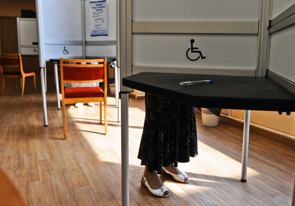 Pusē Latvijas vēlēšanu iecirkņu diskriminē daļu sabiedrības