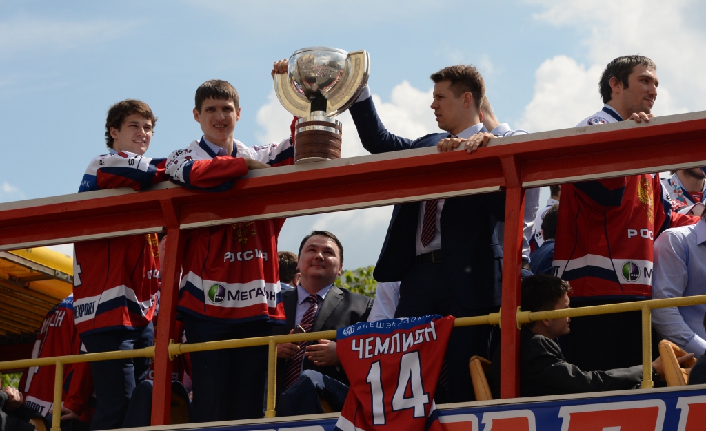 FOTO: Krievijas hokejistu čempionu parāde Maskavas ielās