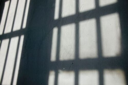 Uzlabos īslaicīgās aizturēšanas vietas un apmācīs policistus