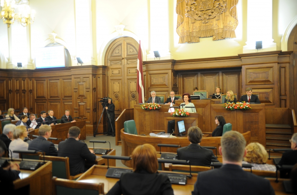 Deputāti stundām ilgās debatēs apspriež Satversmes preambulas projektu