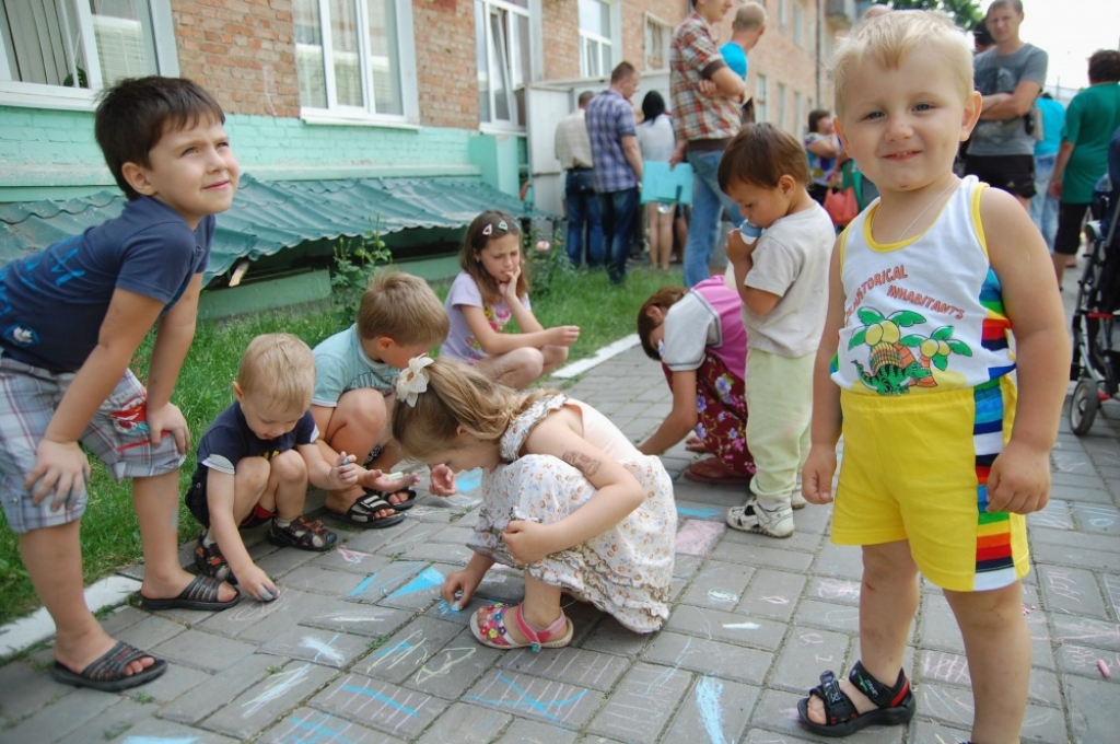 FOTO: Ģimenes no Slavjanskas devušās bēgļu gaitās