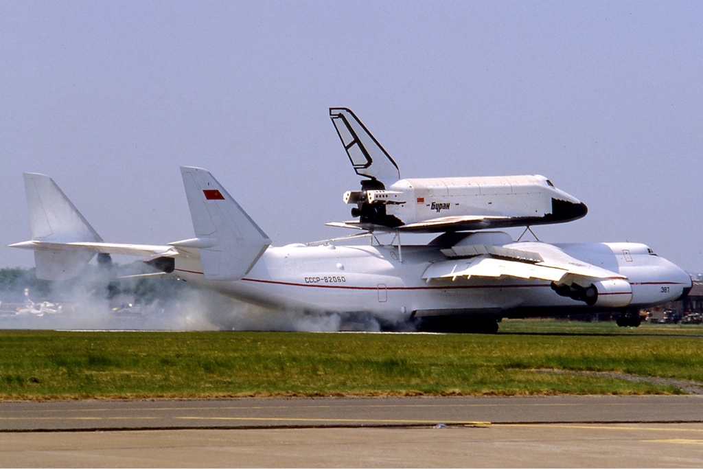 Pasaulē lielākā lidmašīna An-225, iespējams, nolaidīsies Rīgas lidostā