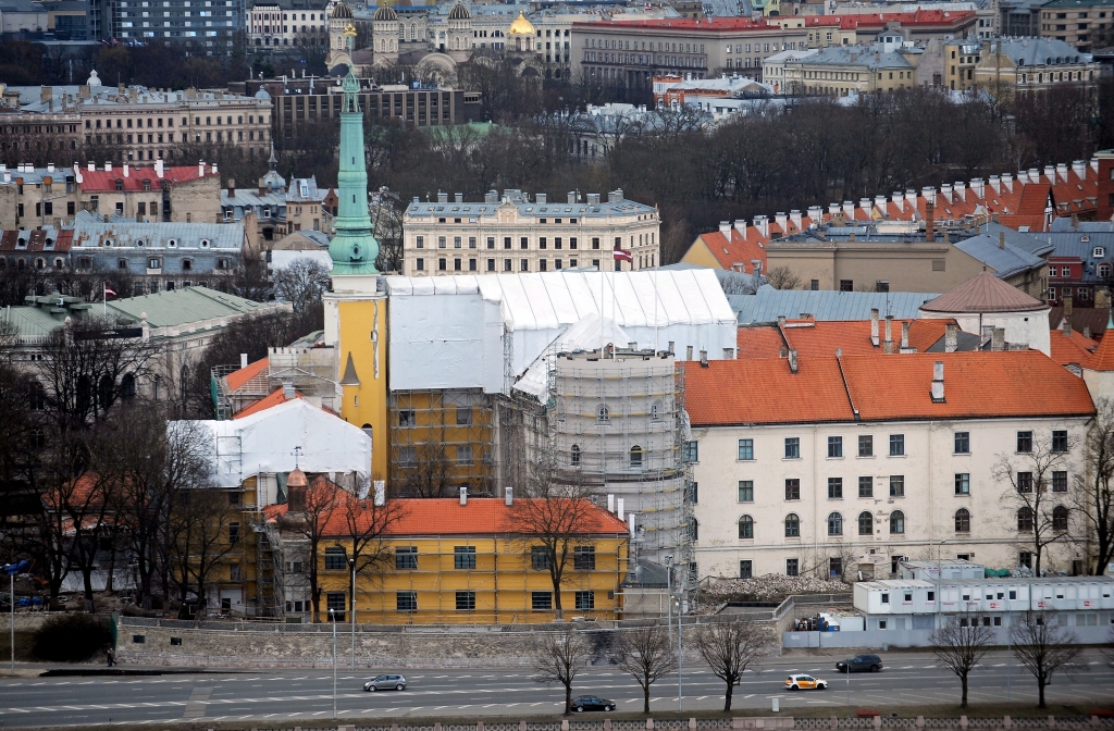 Gadu pēc Rīgas pils ugunsgrēka prokuratūra ceļ apsūdzības trim personām