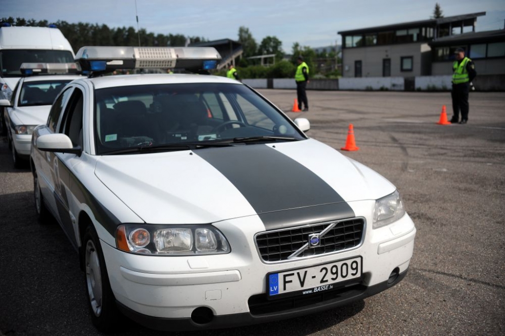 Ceļu policijai plāno iegādāties 20 automašīnas un 20 motociklus