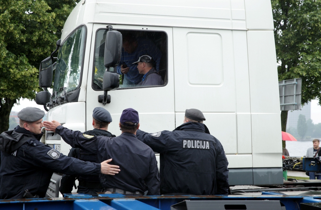 Kravu pārvadāšanas uzņēmumi protestē pret eirovinjetes ieviešanu - fotogrāfijās