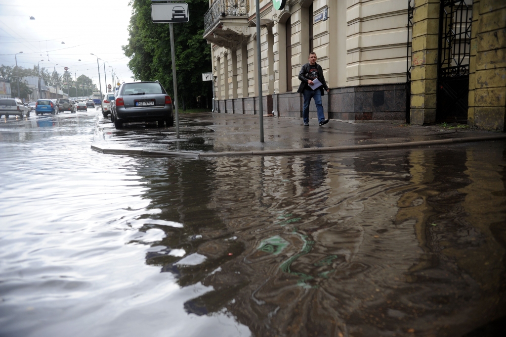 Peļķes Rīgas ielās: bez atsūknēšanas neiztikt