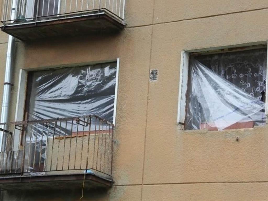 Parādnieks aiziet no mājas, līdzi paņemot logus un durvis