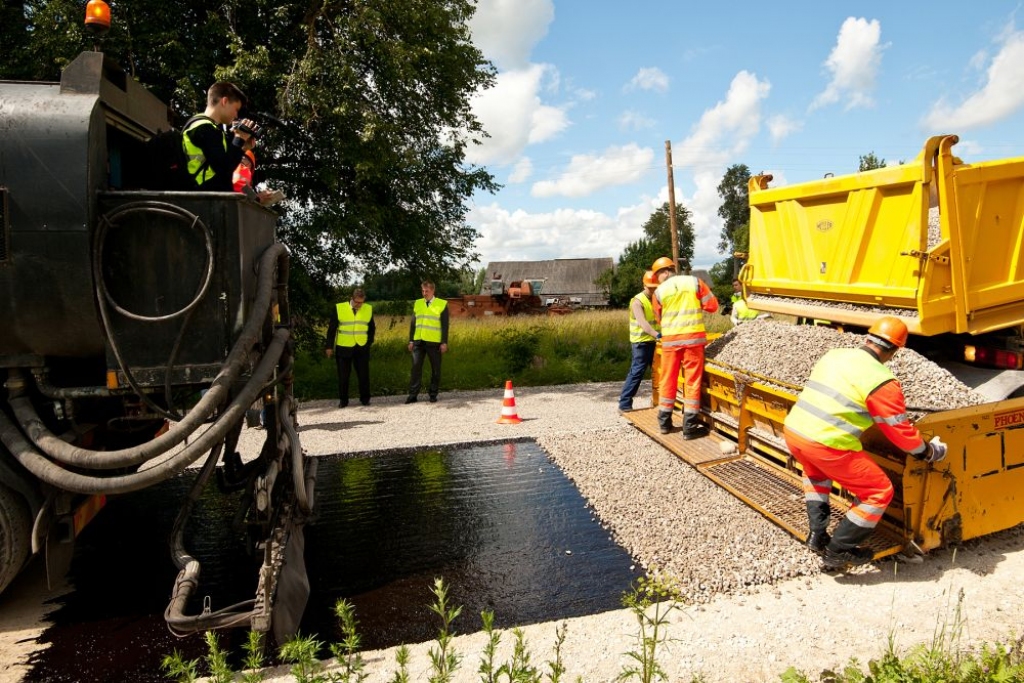 Grants ceļus 30 kilometru garumā noklās ar melno segumu