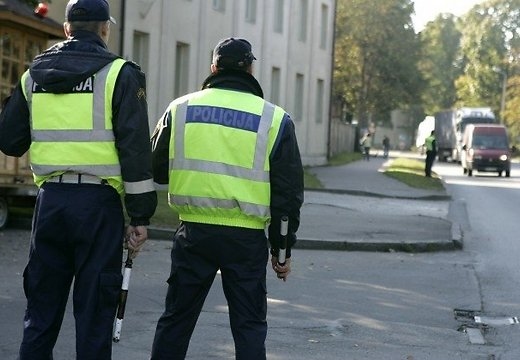 Brauc bez transportlīdzekļa vadītāja apliecības un alkohola reibumā