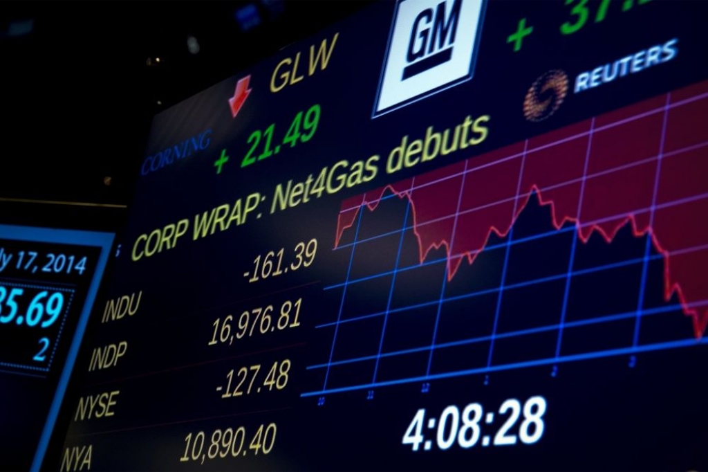 Investori pamet akcijas, meklējot drošākus aktīvus