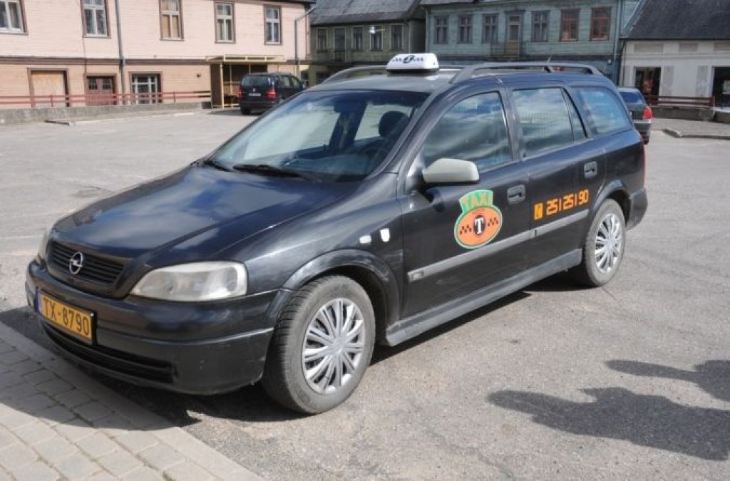 Jauno taksometru firmu Aizputes huligāni nebaida