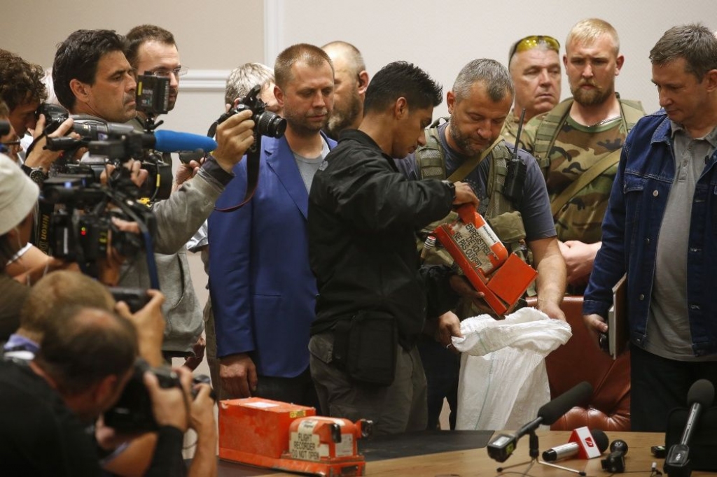 Ukrainas separātisti nodevuši Malaizijas ekspertiem avarējušās lidmašīnas «melnās kastes»