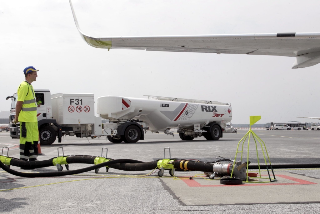 Papildināta ar FOTO - Lidostā Rīga demonstrē darbībā gaisa kuģu degvielas uzpildes hidrantus; airBaltic sola biļetes par 29 EUR