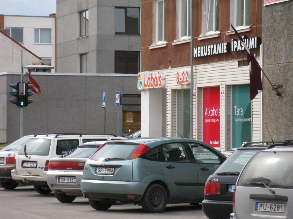 Vieni izkar valsts karogu, citi ne