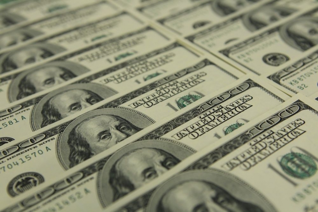 Bank Rossii sāk bankām piedāvāt ASV dolārus