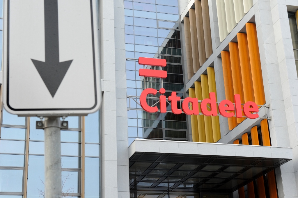 Tosts par Citadeli Gruzijā - politiķi un pircēji kopīgi izklaidējas