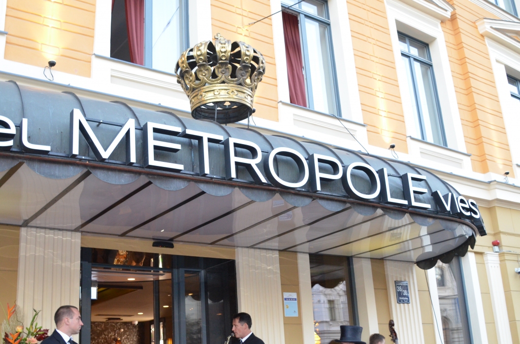 Papildināta ar foto - Pēc rekonstrukcijas Rīgā atklāj viesnīcu Metropole
