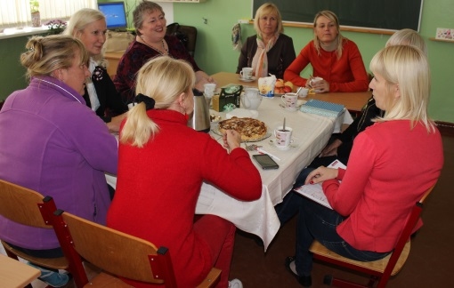 Darbojas brīvprātīgi un mācās latviešu valodu