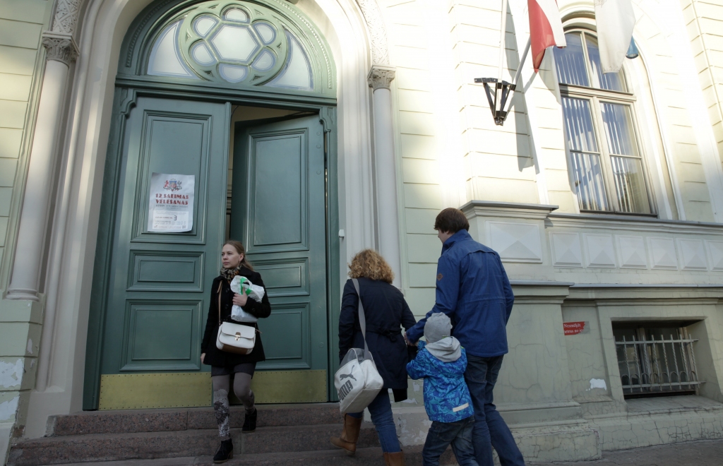Cilvēki vēlēšanu iecirkņos rindā gaida pat stundu