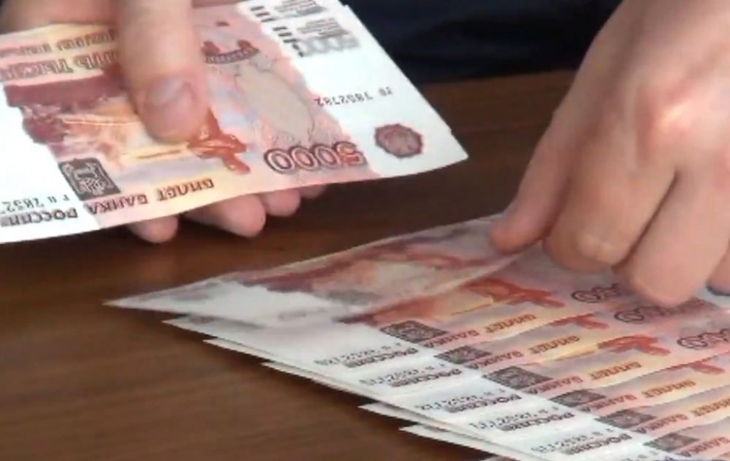 Krievijas Banka iejaucas tirgū, lai bremzētu rubļa vērtības kritumu