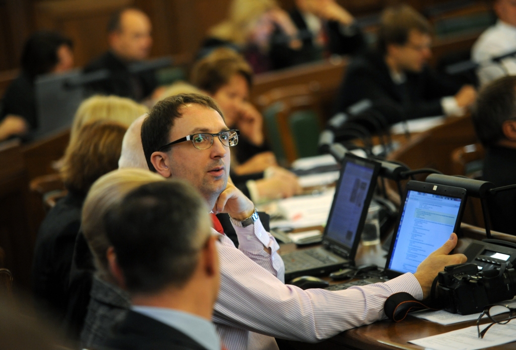 Bijušo deputātu Čaklo un viņa sievu lūdz atbrīvot no kriminālatbildības