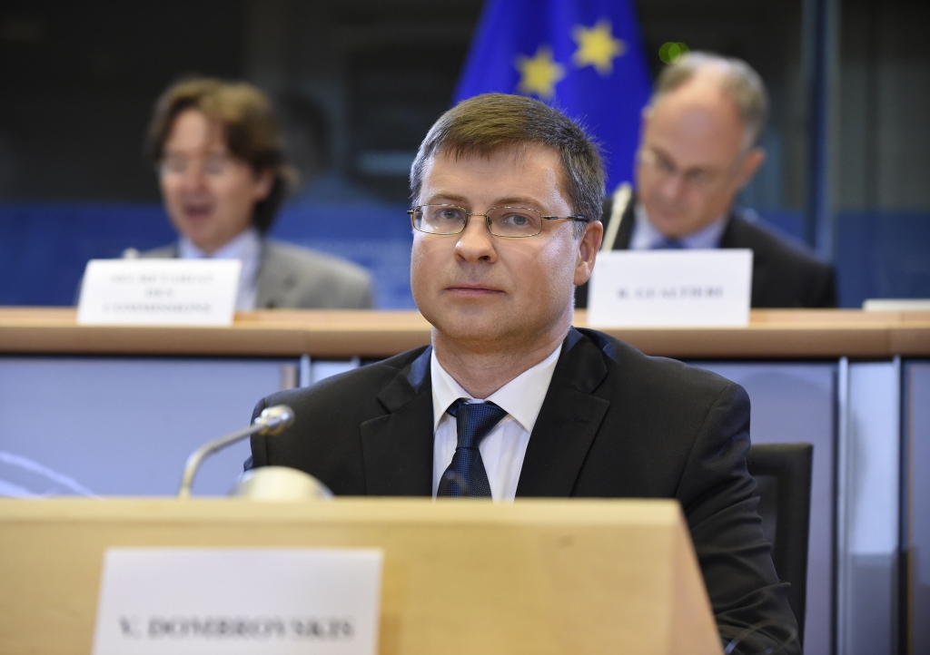 Dombrovskis eiroeksāmenu pārlaiž ar fiziķa pieeju