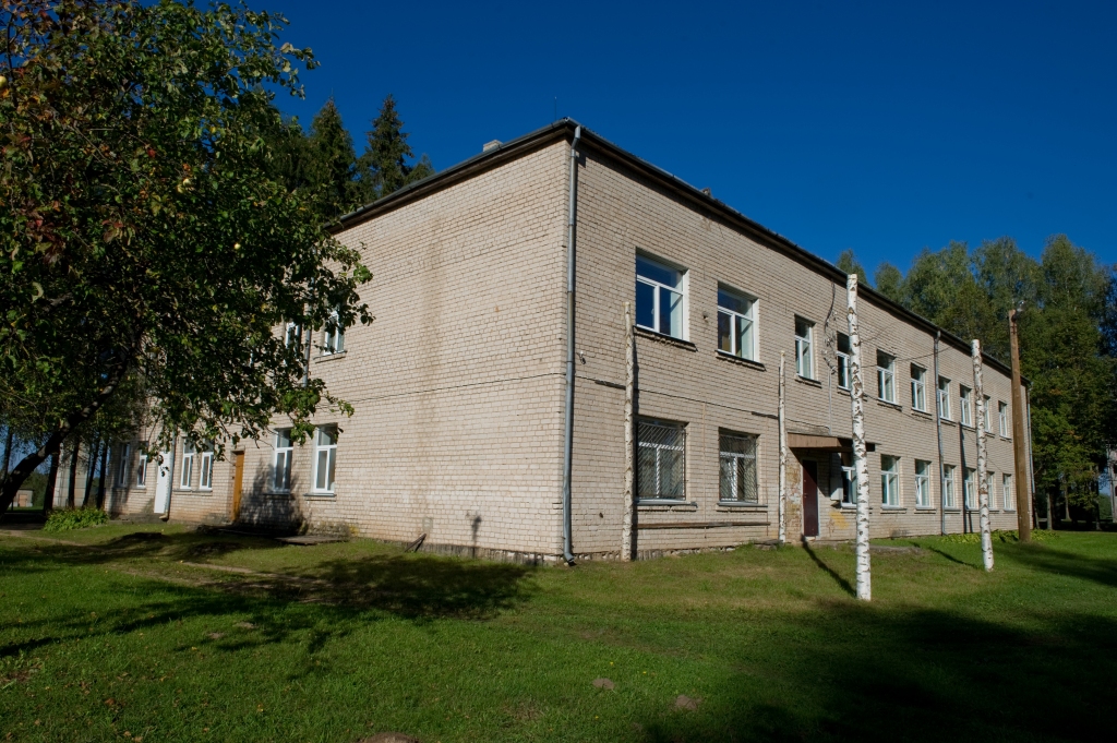 Latgales ciemati bez turpinājuma. Skolas garderobē veikals, soli - lūžņos