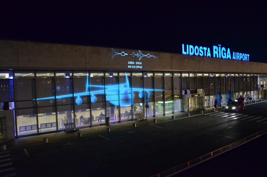 Lidostas Rīga 40. gadu jubilejai veltīta gaismas projekcija uz termināļa fasādes